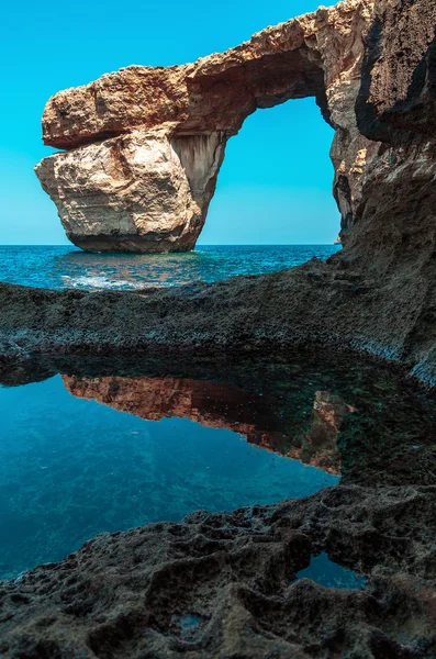 Лазурное окно, знаменитая каменная арка острова Гозо на солнце летом, Мальта — стоковое фото