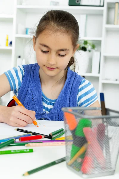 Ung jente som arbeider med sitt skoleprosjekt hjemme . – stockfoto