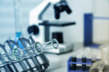 Test tüpleri kapatmak... tıbbi Züccaciye Mağazaları. Sıvı birkaç test tüpleri loncası Züccaciye birine ekleyerek pipet