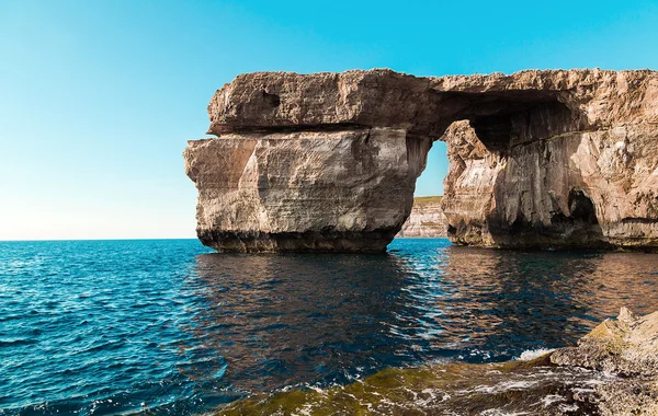 Ventana azul, famoso arco de piedra de la isla de Gozo en el sol en verano, Malta — Foto de Stock