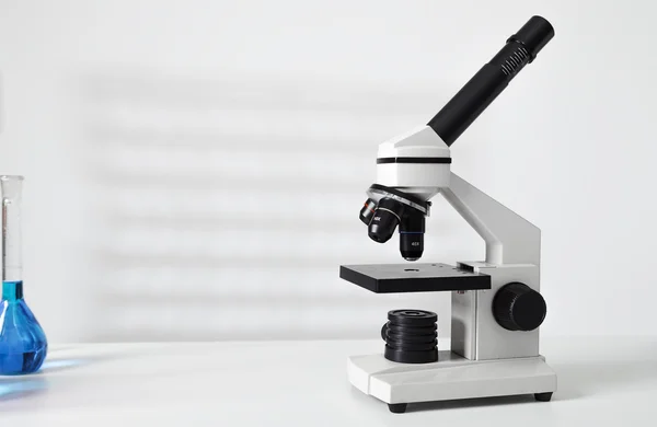 Microscopio de laboratorio lens.modern microscopios en un laboratorio . — Foto de Stock