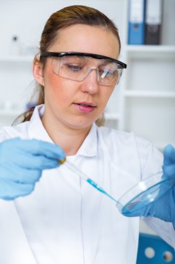 Kimya laboratuarında araştırma yürüten kadın araştırmacı portresi