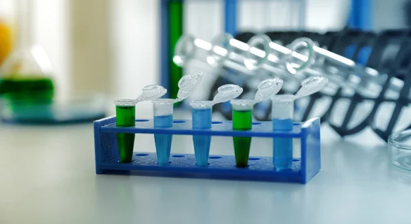 Mikrotrubiček s biologickými vzorky v laboratoři dna analýzy — Stock fotografie