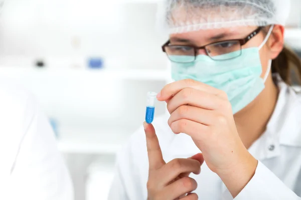 Científico que trabaja en el laboratorio. —  Fotos de Stock