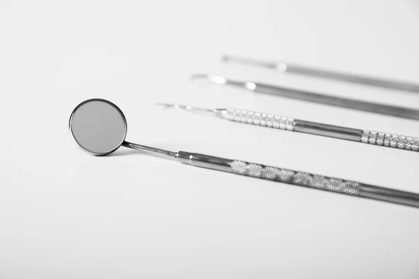 Strumenti dentistici di base su bianco.Set di strumenti medici in metallo per la cura dei denti — Foto Stock