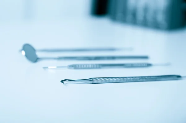 Set de instrumente medicale metalice pentru îngrijirea dinților — Fotografie, imagine de stoc