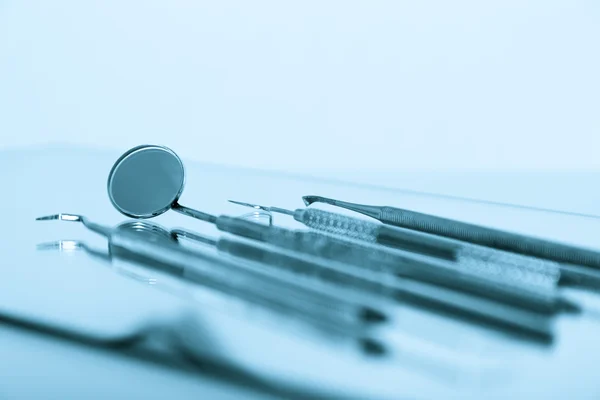 Conjunto de ferramentas de equipamentos médicos de metal para dentes cuidados dentários — Fotografia de Stock