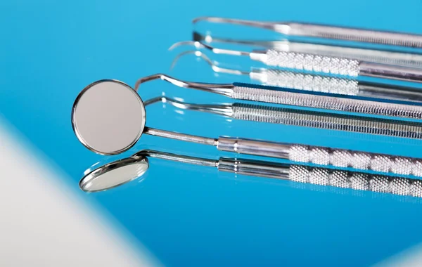 Set di attrezzature mediche in metallo per la cura dei denti — Foto Stock