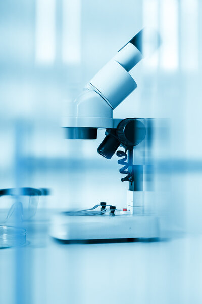 Microscopio de laboratorio lens.modern microscopios en un laboratorio — Foto de Stock
