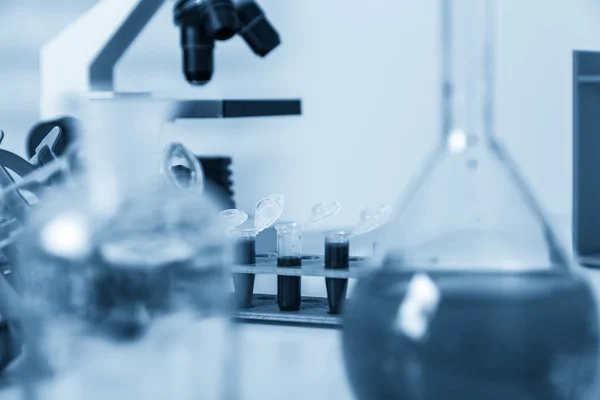 Mikro rör med biologiska prover i laboratorium för dna-analys — Stockfoto