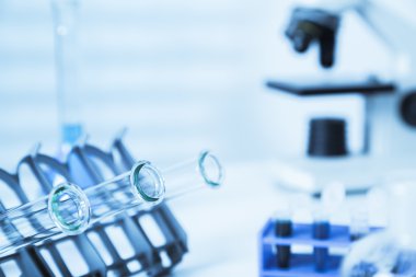 Test tüpleri kapatmak... tıbbi Züccaciye Mağazaları. Sıvı birkaç test tüpleri loncası Züccaciye birine ekleyerek pipet.