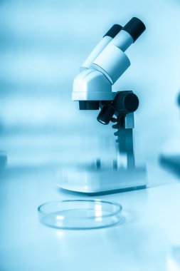 Laboratuvar mikroskobu. Laboratuvardaki modern mikroskoplar..