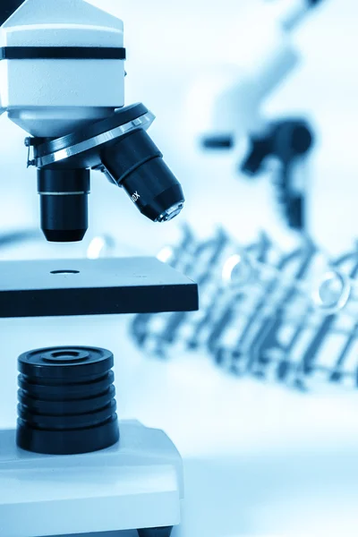 Labormikroskoplinse. Moderne Mikroskope im Labor. — Stockfoto