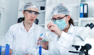 Bilim adamlarının bir laboratuvar kimyasal test üzerinde çalışan ekip
