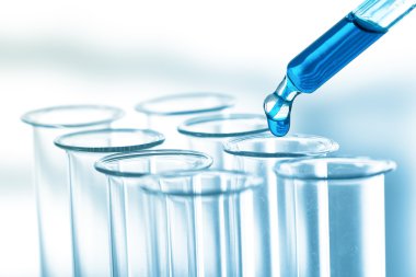 Sıvı birkaç test tüpleri loncası Züccaciye birine ekleyerek pipet