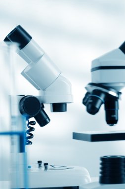 Laboratuvar mikroskobu. Laboratuvardaki modern mikroskoplar..