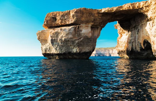 Лазурное окно, знаменитая каменная арка острова Гозо на солнце летом, Мальта — стоковое фото