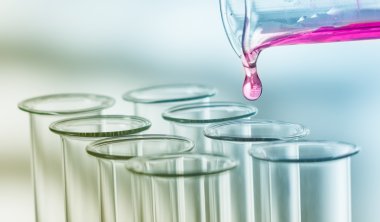 Sıvı birkaç test tüpleri loncası cam birine ekleyerek pipet