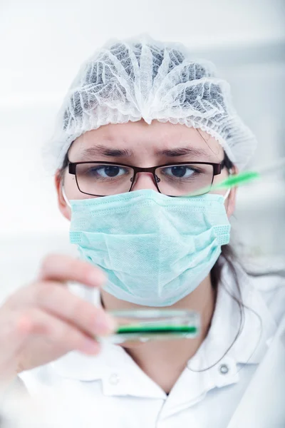 Scienziato che lavora al laboratorio — Foto Stock