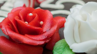 Kırmızı marzipan güller ile pasta