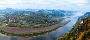 Sakson İsviçre. Elbe Nehri görünümünden kale koenigstein