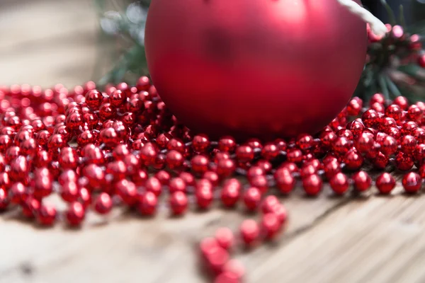 Noel topları ve ahşap arka plan üzerinde Ladin twigs. — Stok fotoğraf