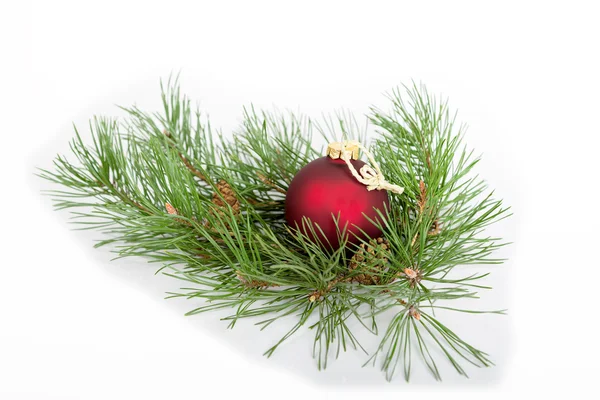 Bola de Natal e ramo de abeto verde, no fundo branco — Fotografia de Stock