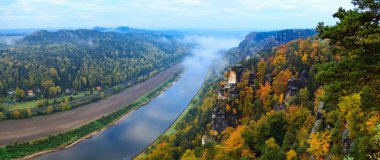 Sakson İsviçre. Elbe Nehri görünümünden kale koenigstein