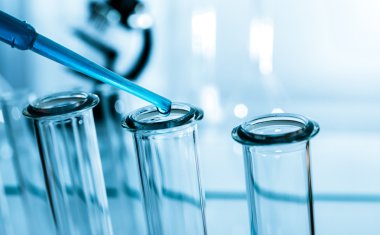 Sıvı birkaç test tüpleri loncası Züccaciye birine ekleyerek pipet.