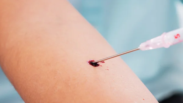 Arts een injectie geven een patiënt... getinte afbeelding. — Stockfoto