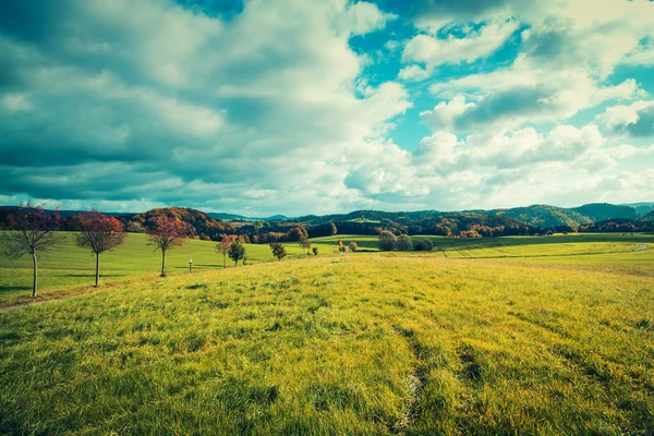 Panorama del valle de las colinas en el otoño.Sajón Suiza, Alemania.Imagen tonificada — Foto de Stock