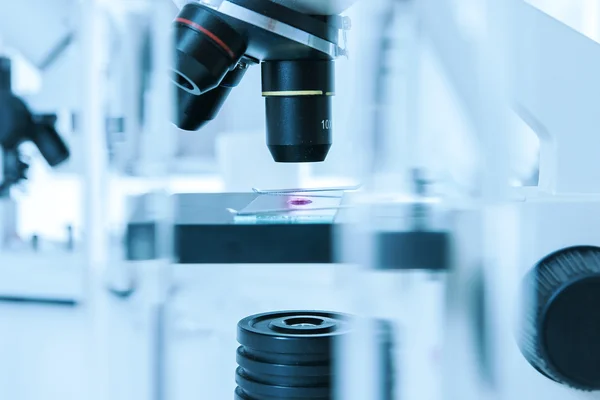 Laboratoriummicroscoop lens.moderne microscopen in een lab. — Stockfoto