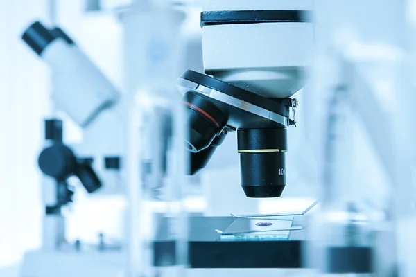 Laboratoriets mikroskoplins.Moderna mikroskop i ett labb. — Stockfoto