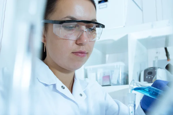 Asystent w laboratorium analizy próbki — Zdjęcie stockowe