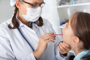 Küçük kız doktor onay boğaz... tonlu görüntü.