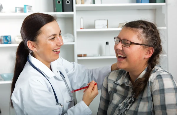 Läkare kolla halsen av liten flicka... tonas bild. — Stockfoto