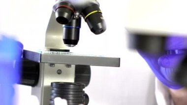 Laboratuar ile Microscope.researcher Biyokimya laboratuarında çalışan araştırmacı