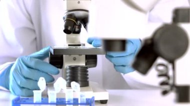 Laboratuar ile Microscope.researcher Biyokimya laboratuarında çalışan araştırmacı