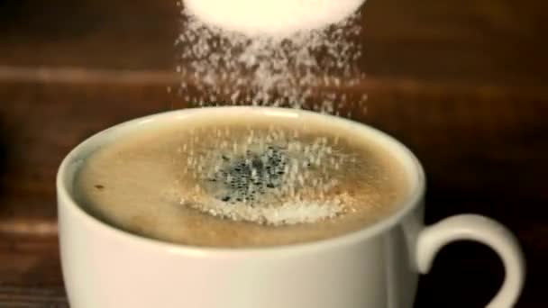 Verser le sucre dans la tasse de café.Mouvement lent 