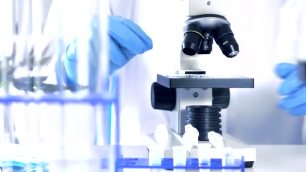 Onderzoeker werken in Lab met Microscope.researcher in biochemische lab — Stockvideo