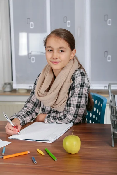 Lilla flickan arbetar på hennes skola projekt hemma. — Stockfoto