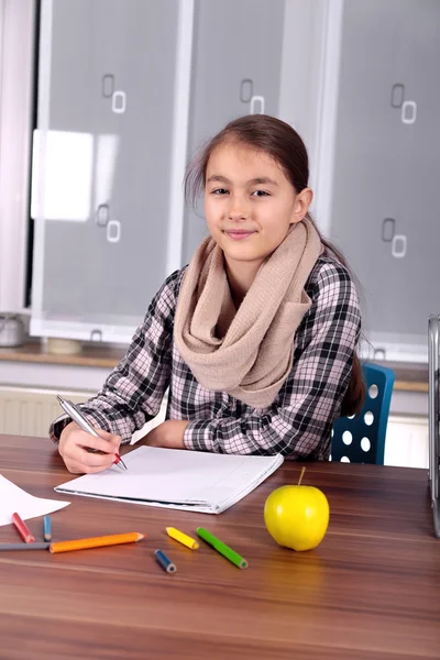 Meisje op haar schoolproject thuis werken. — Stockfoto