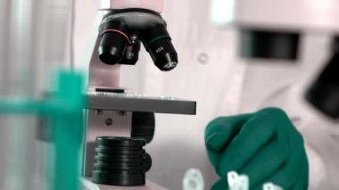 Laboratuar ile Microscope.researcher Biyokimya laboratuarında çalışan araştırmacı
