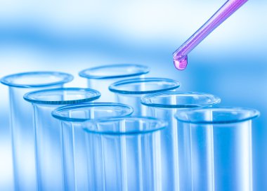 Sıvı birkaç test tüpleri loncası Züccaciye birine ekleyerek pipet