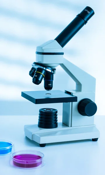 Laboratoriummicroscoop lens.moderne microscopen in een lab — Stockfoto