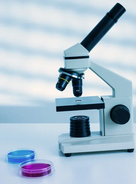 Labormikroskoplinse. Moderne Mikroskope im Labor — Stockfoto