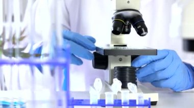 Laboratuar ile Microscope.researcher Biyokimya laboratuarında çalışan araştırmacı