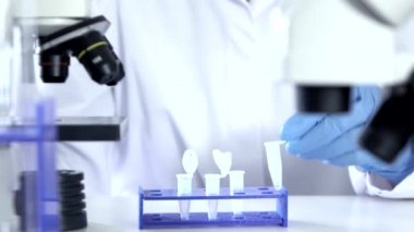 Laboratuar ile Microscope.researcher Biyokimya laboratuarında çalışan araştırmacı