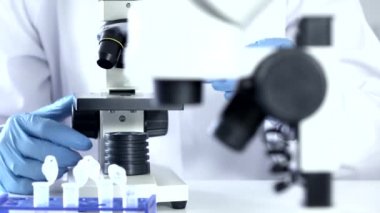 Laboratuar ile Microscope.researcher Biyokimya laboratuarında çalışan araştırmacı