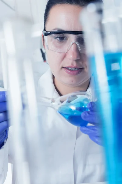 Mladá vědkyně provádějící analýzu vzorku v laboratoři Laboratory.laborantka provádějící analýzu vzorku. — Stock fotografie